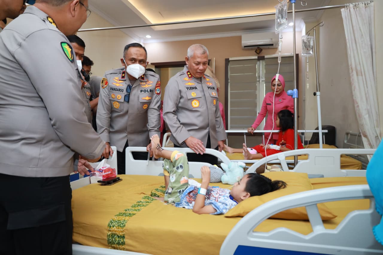 *Bertemu Saat Banjir Rob Sei Tabuk, Kapolda Kalsel Berikan Bantuan Biaya Pengobatan Anak Yatim Piatu Korban Laka Lantas*