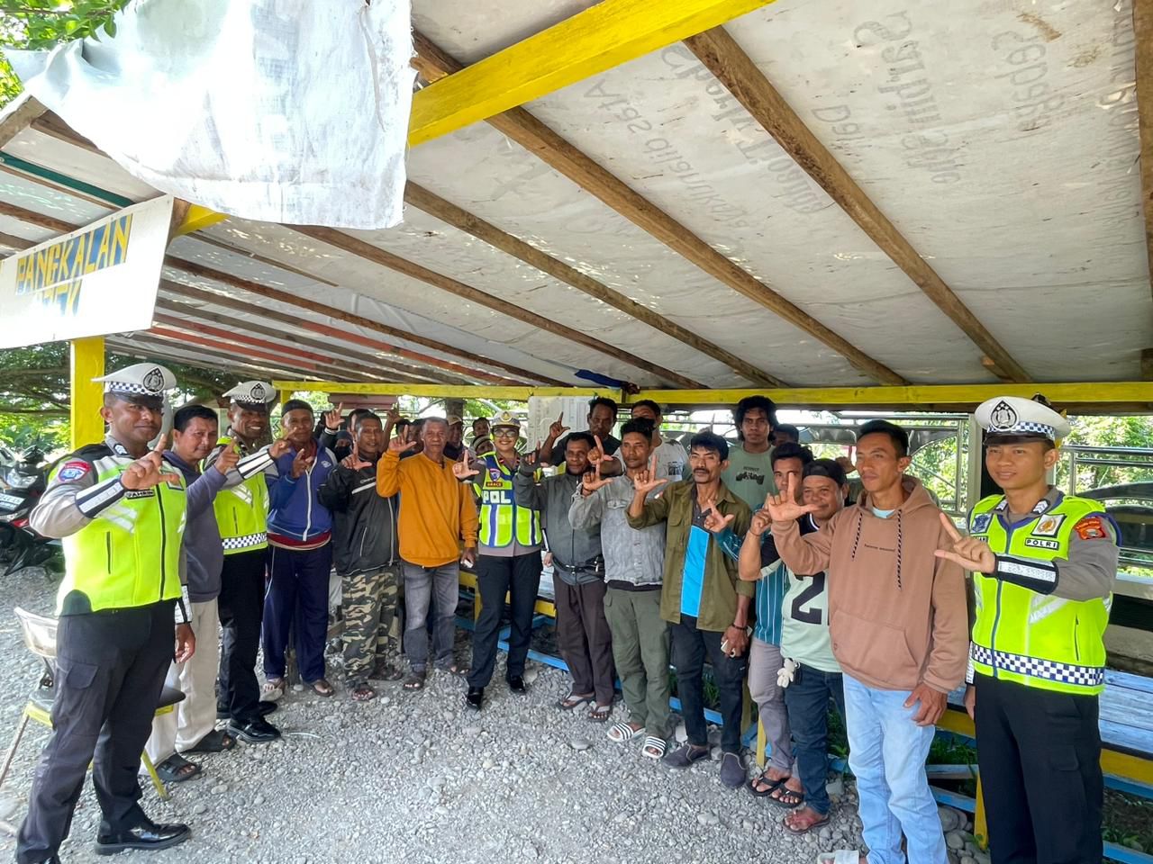 Polantas Menyapa, Ditlantas Polda Malut Berikan Himbauan Keselamatan dan Kartu Anggota Komunitas ke Pengemudi Ojek