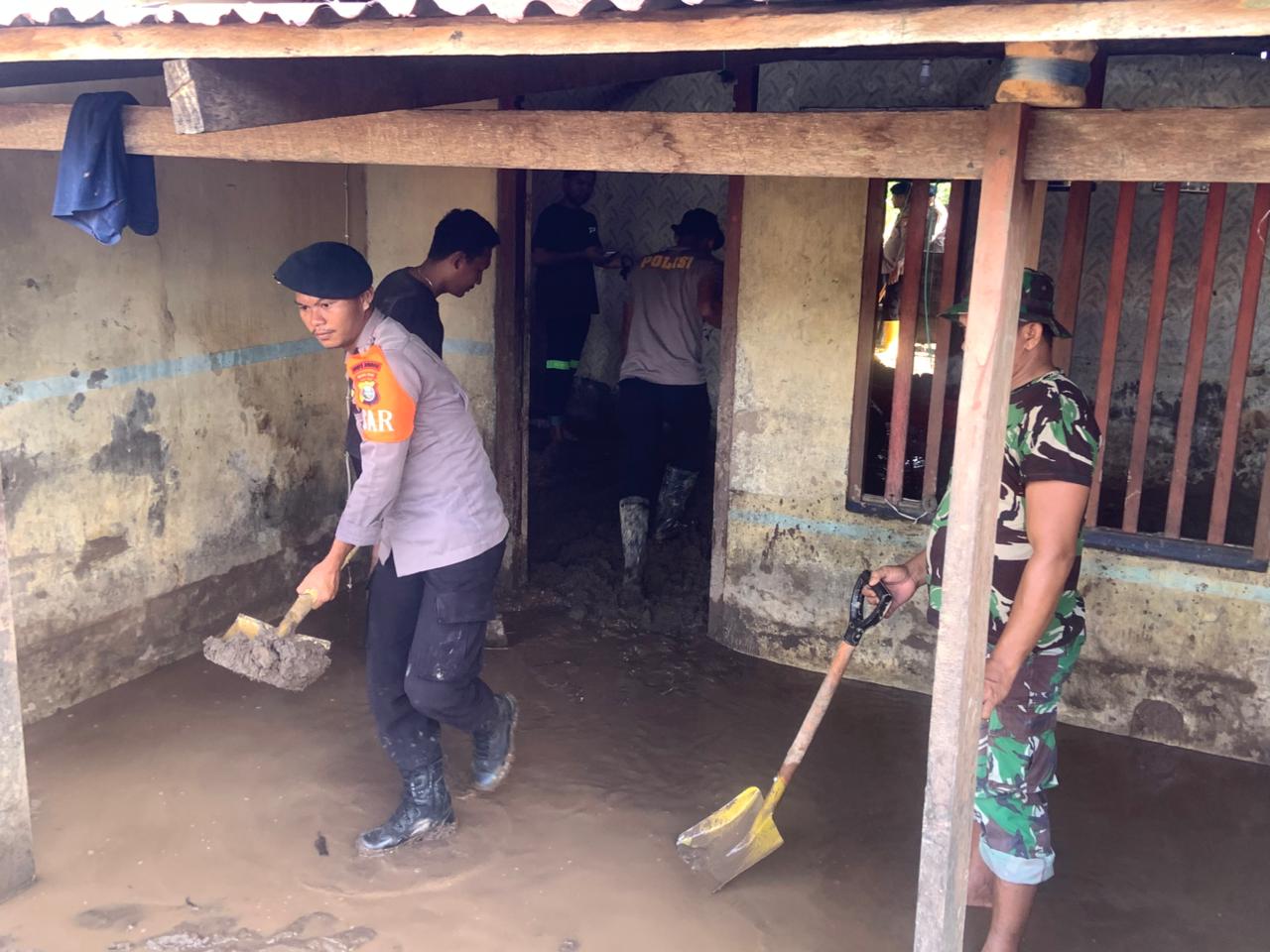 Satbrimob Polda Malut Terus Hadir Dampingi Warga Terdampak Banjir di Loloda