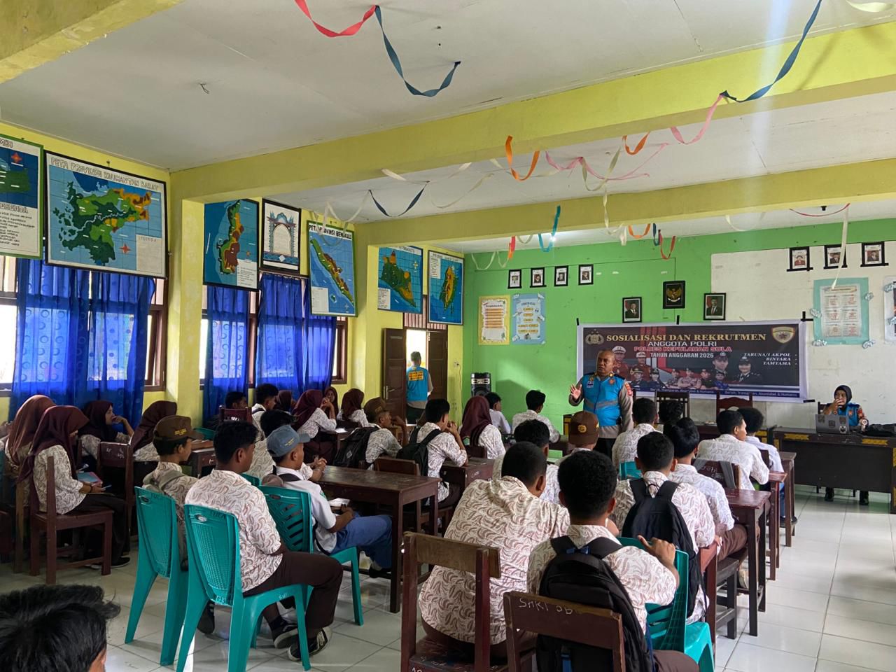 Edukasi Rekrutmen Polri, Polisi di Kepulauan Sula Sambangi Sekolah