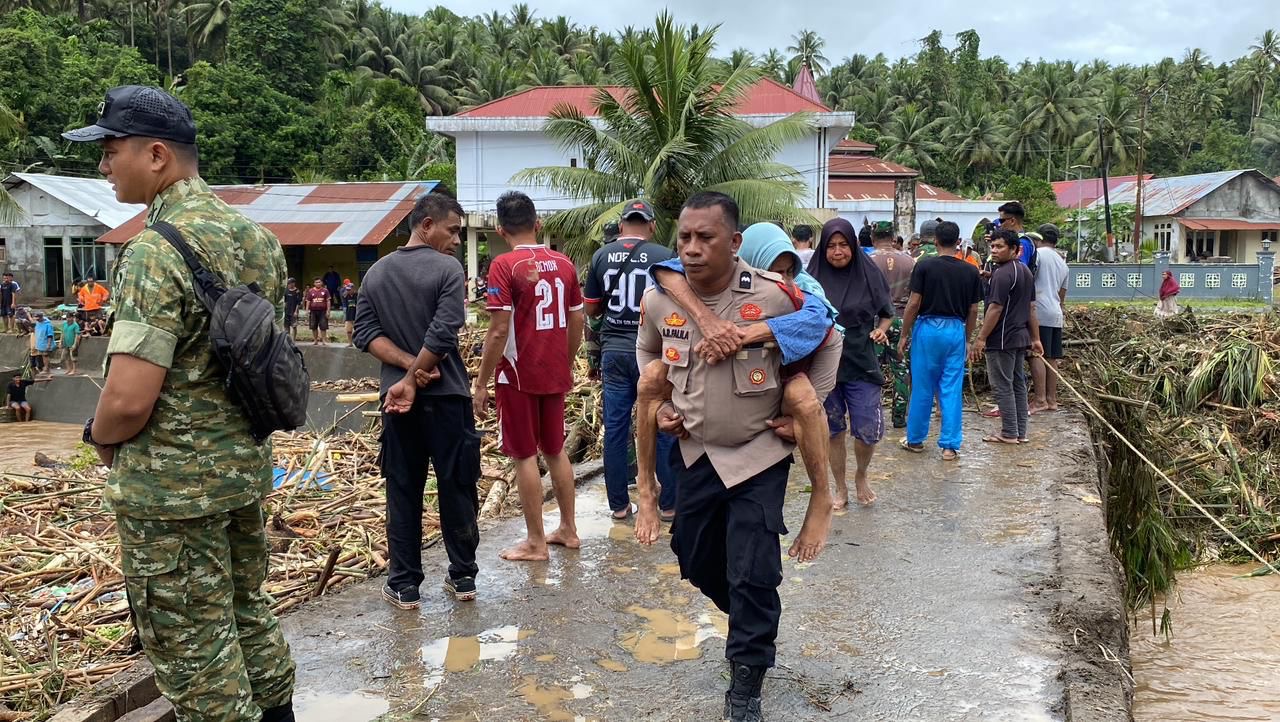 Polisi Sigap Evakuasi Warga Terdampak Banjir dan Longsor di Tiga Kecamatan Kabupaten Halbar