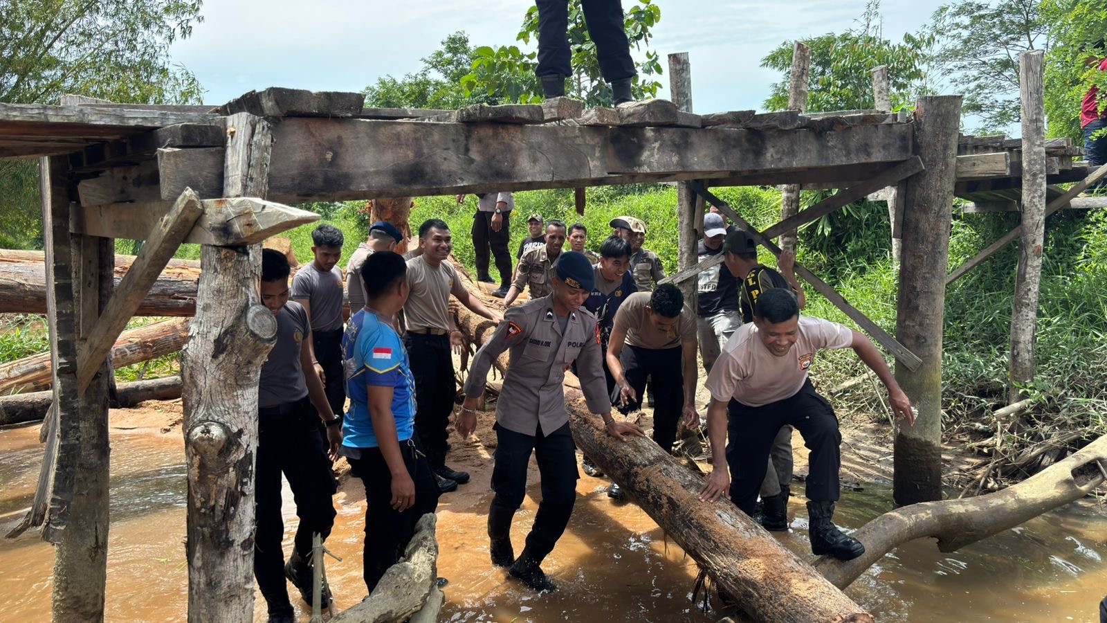 Polri Bersama Tim Gabungan Bangun Jembatan Penghubung Desa