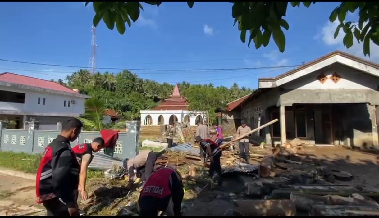 Brimob Polda Malut Bersihkan Sekolah dan Rumah Ibadah Pascabanjir di Ibu Tengah