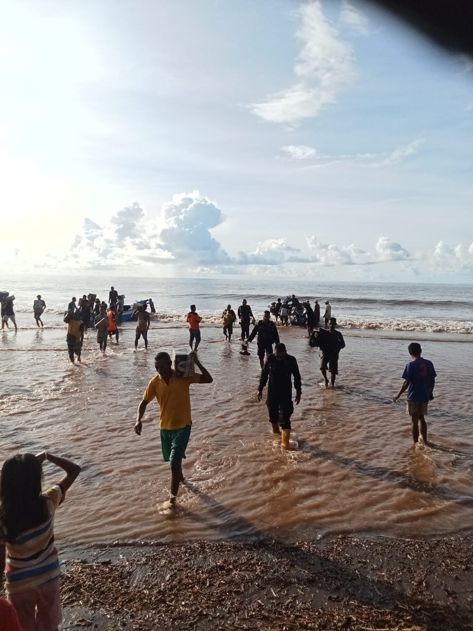 Tempuh Jalur Laut, Tim Gabungan TNI–Polri Tiba di Loloda Utara Bantu Warga Terdampak Banjir
