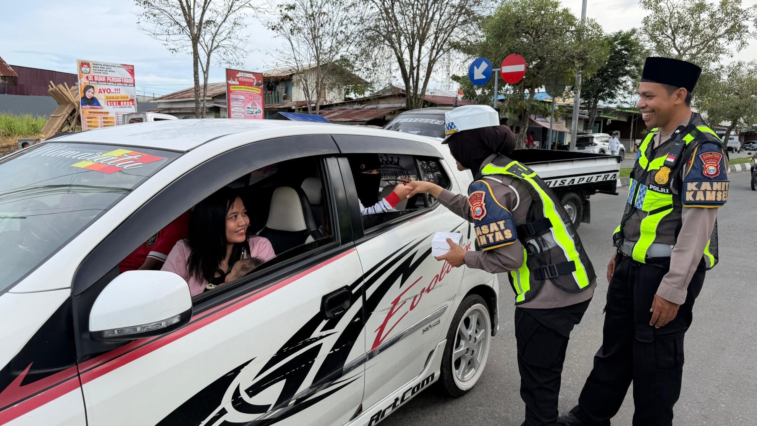 Hari pertama Puasa, Sat lantas Polres Halteng Bagi-bagi Takjil