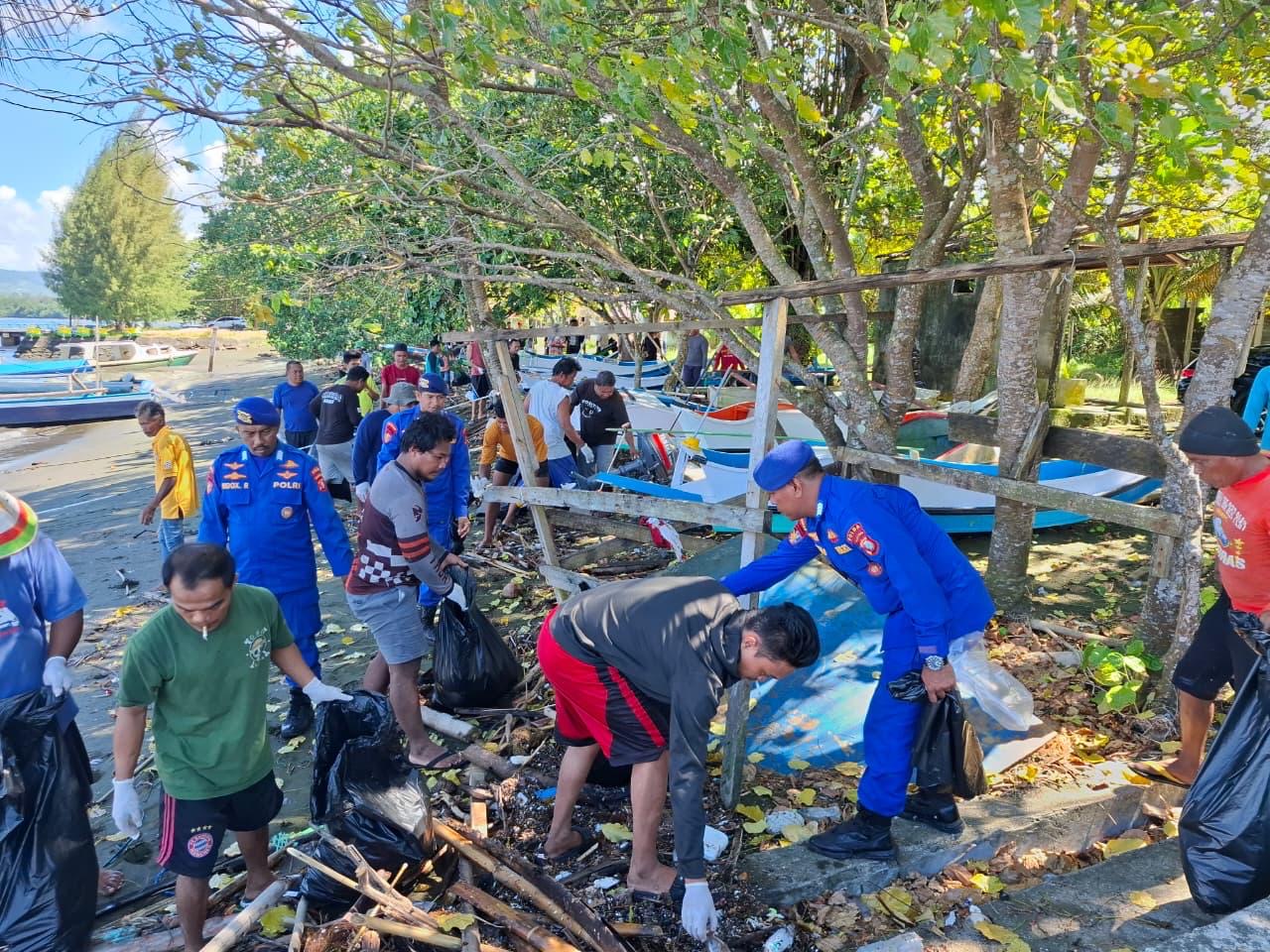 Jaga Kelestarian Laut, Polairud Marnit Morotai Bersama Nelayan Gelar Aksi Bersih Pesisir