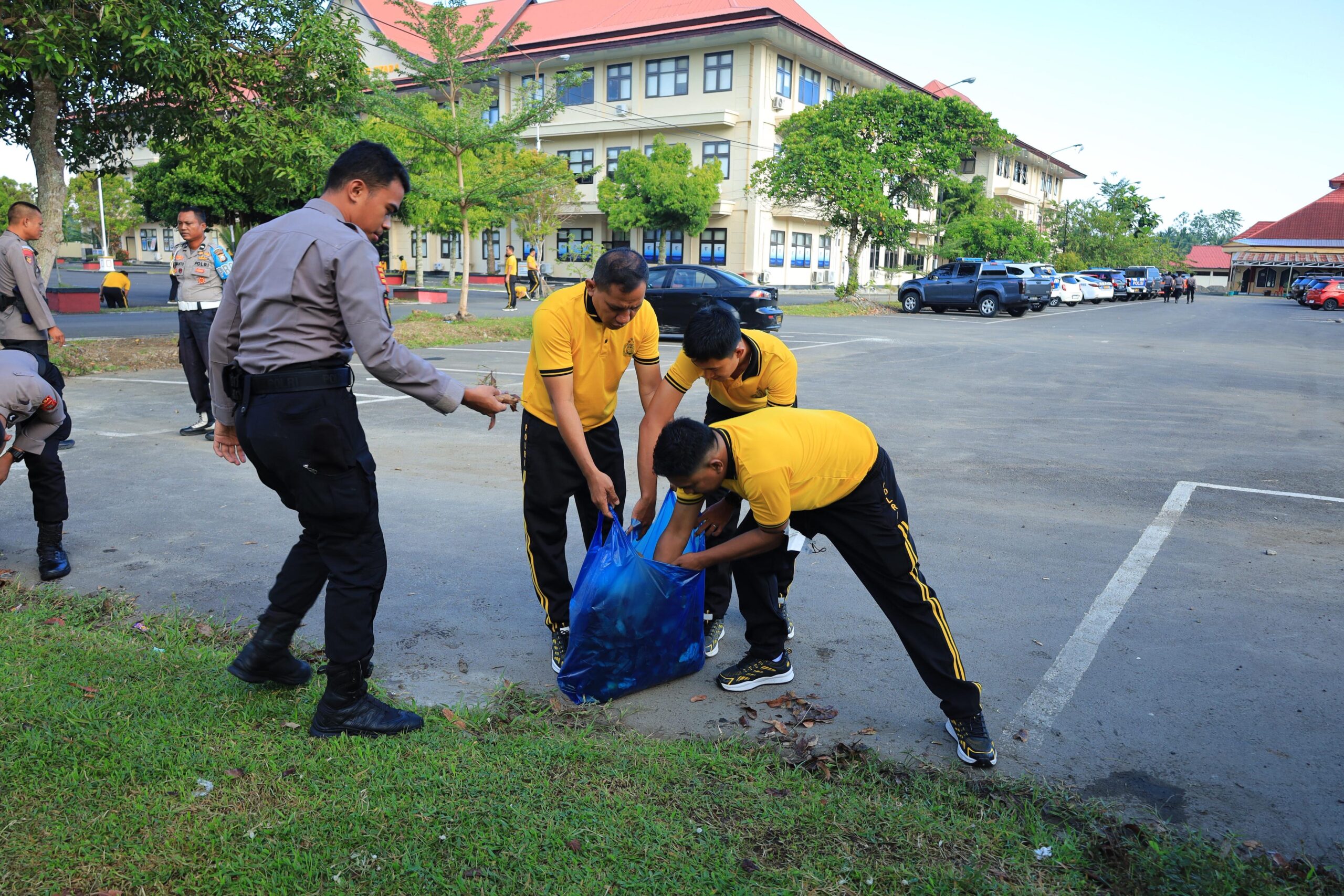 Gerakan Indonesia Asri, Kapolda Maluku Utara Perintahkan Seluruh Jajaran Gelar Jumat Bersih