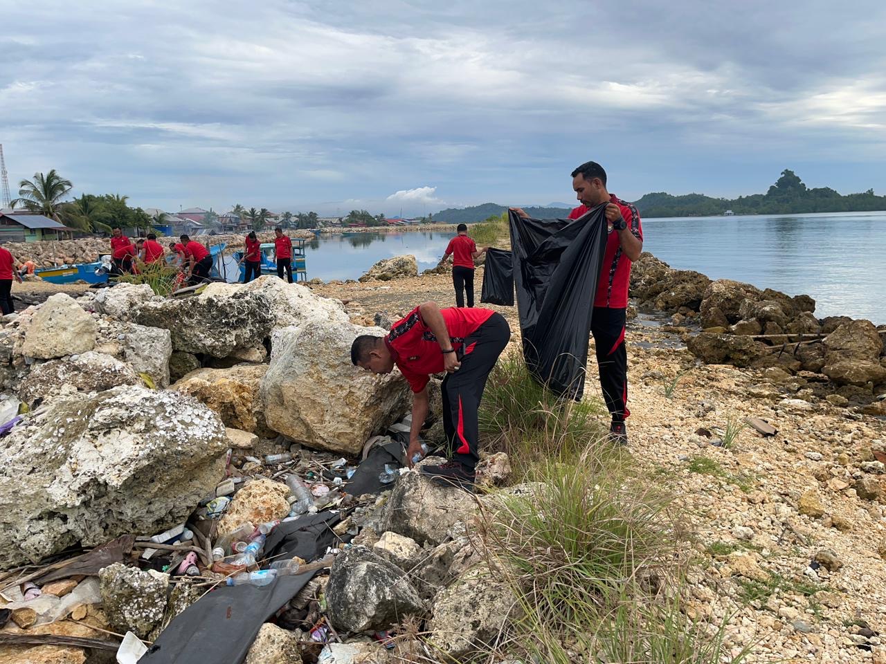 Polres Halmahera Tengah Laksanakan Aksi Bersih Pantai di Kota Weda