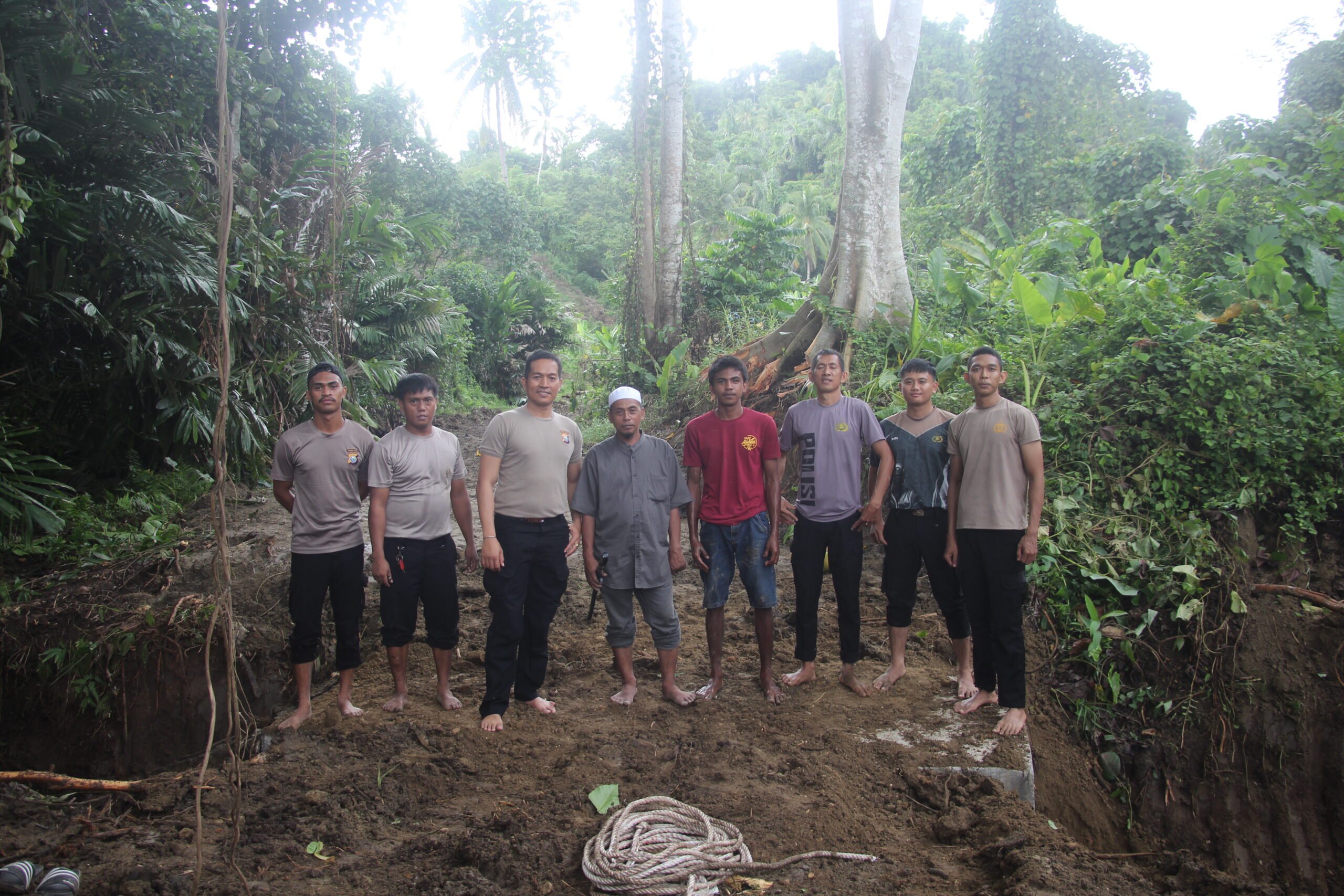 Polres Halmahera Tengah Bangun Jembatan Darurat Menuju Lahan Pemakaman di Desa Wedana