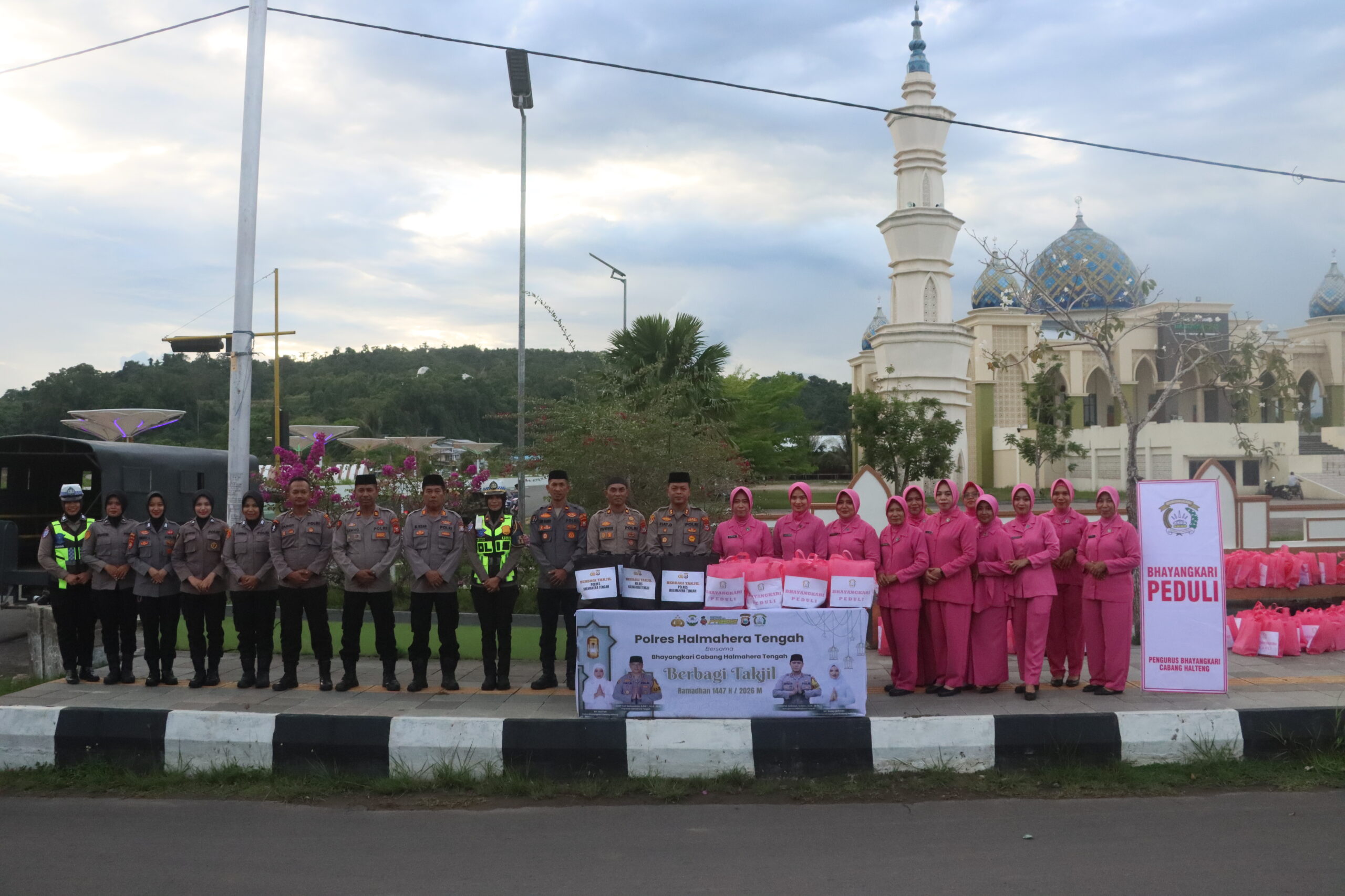 Indahnya Ramadan, Polres Halmahera Tengah dan Bhayangkari Berbagi Takjil kepada Masyarakat