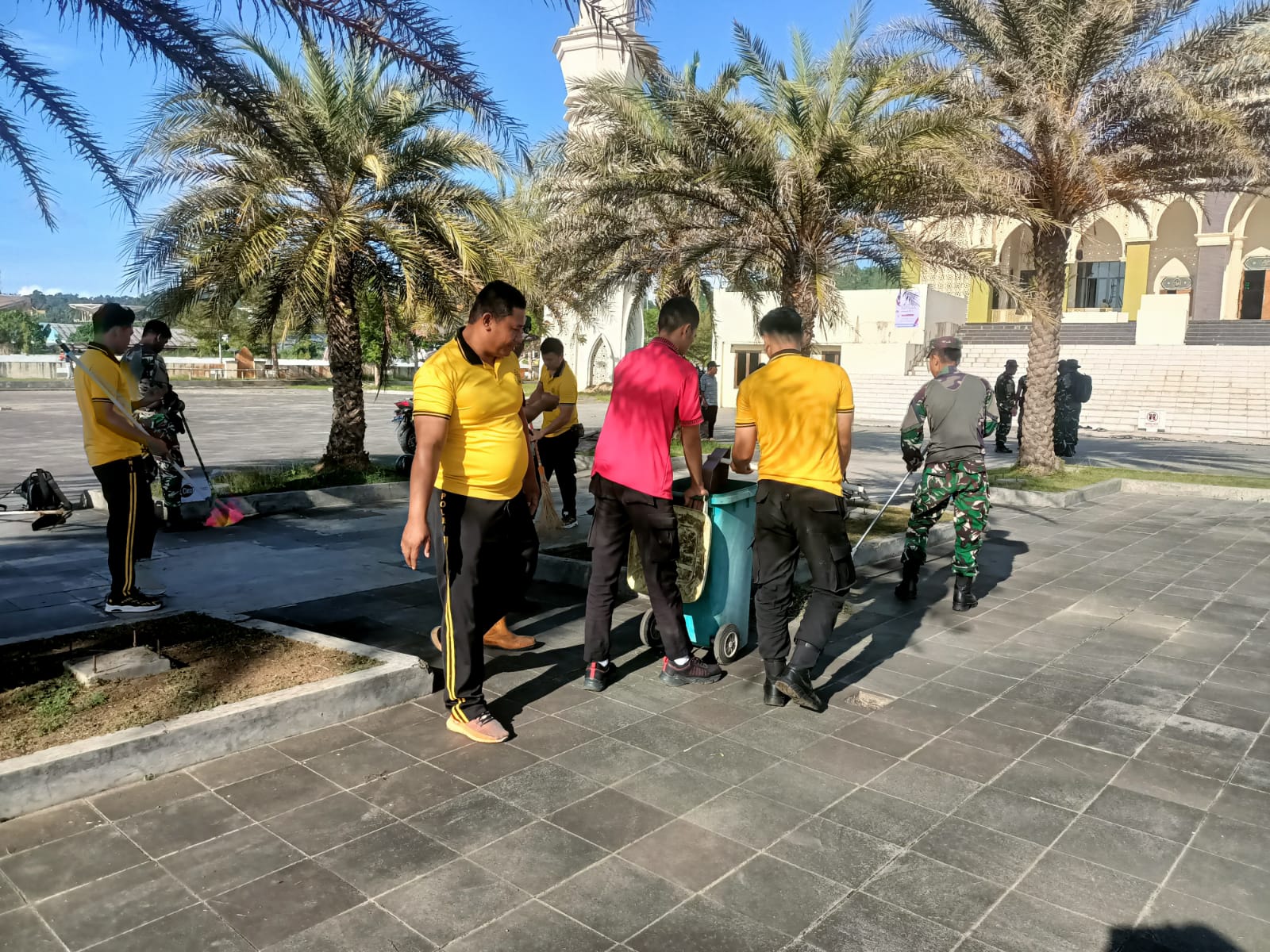 Wujud Kepedulian Sosial, TNI–Polri Bakti Religi di Masjid Darussalam Weda