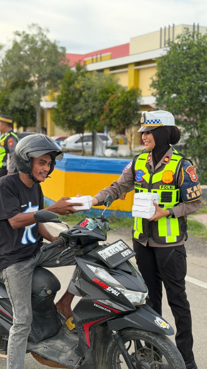 Puasa Hari Pertama, Polres Halteng Tebar Kebaikan Lewat Bagi Takjil
