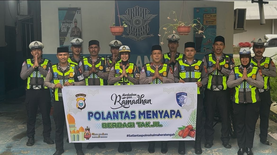 Ramadan Penuh Kepedulian, Satlantas Halteng Bagikan Takjil dan Edukasi Keselamatan