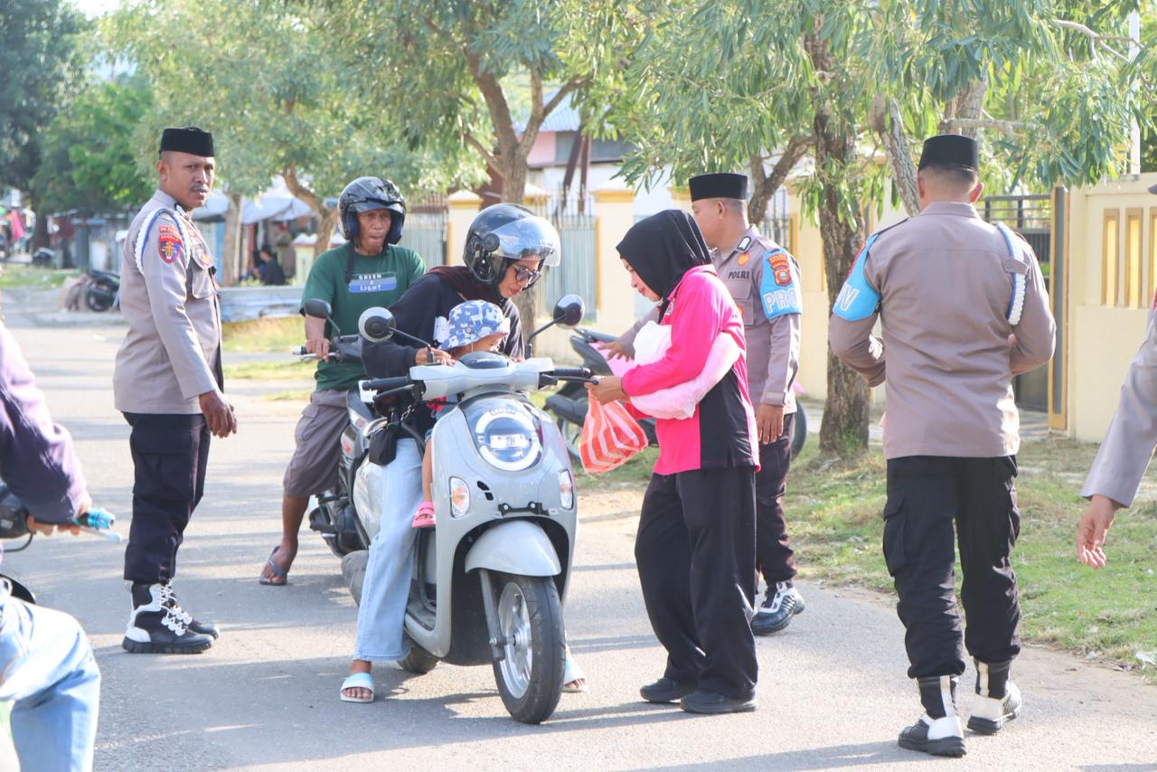 Senyum Warga Sula Terima Takjil dari Pak Polisi dan Abang Ojek