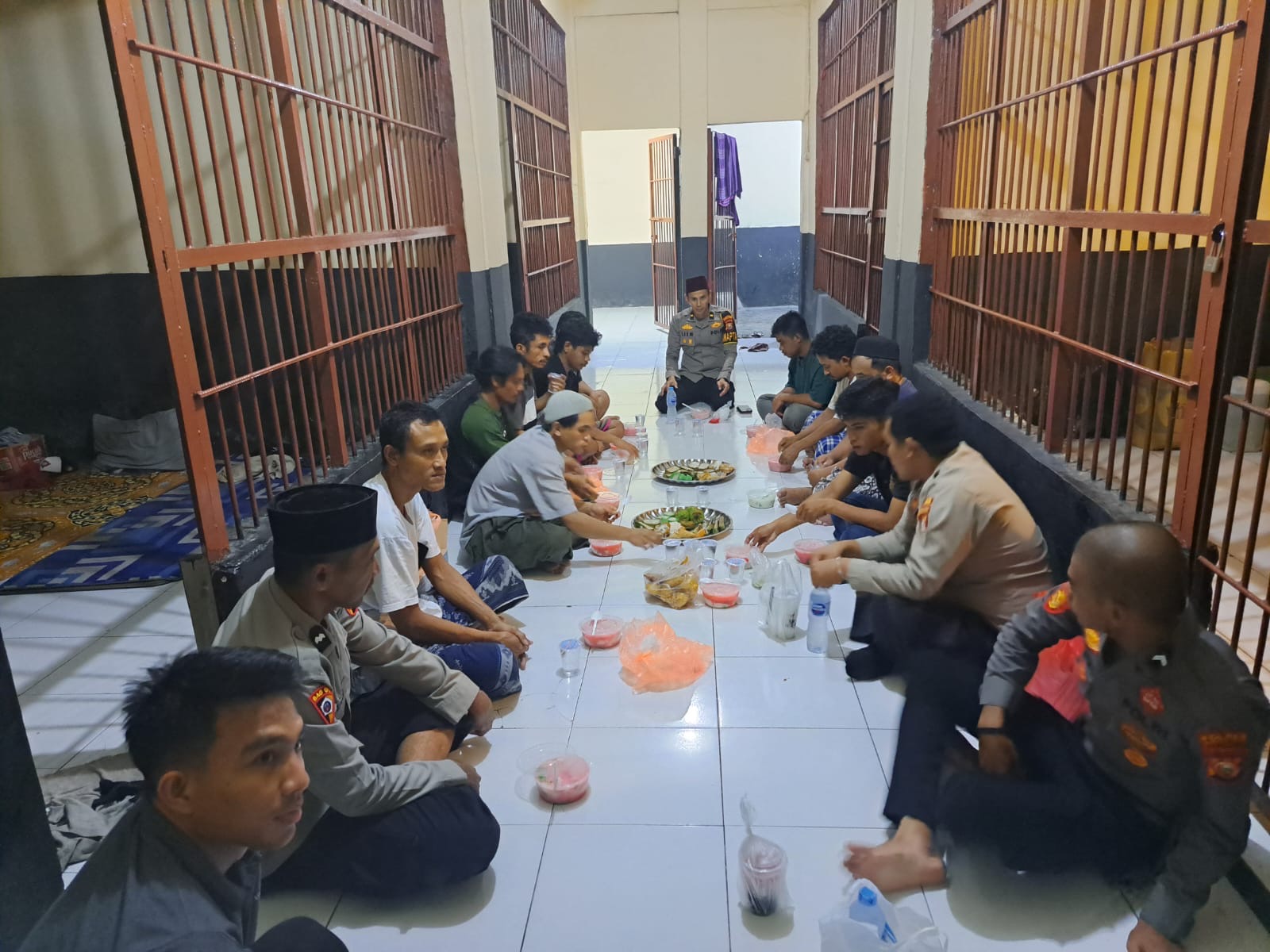 Polres Halmahera Tengah Gelar Buka Puasa Bersama dan Sholat Magrib Berjamaah Bersama Para Tahanan