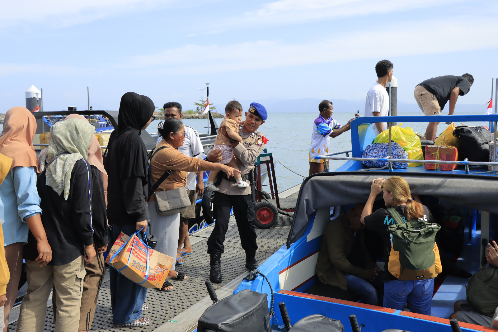 Pastikan Aman dan Lancar, Personel Polda Malut Kawal Arus Balik Idul Fitri 1447 H di Kawasan Pelabuhan