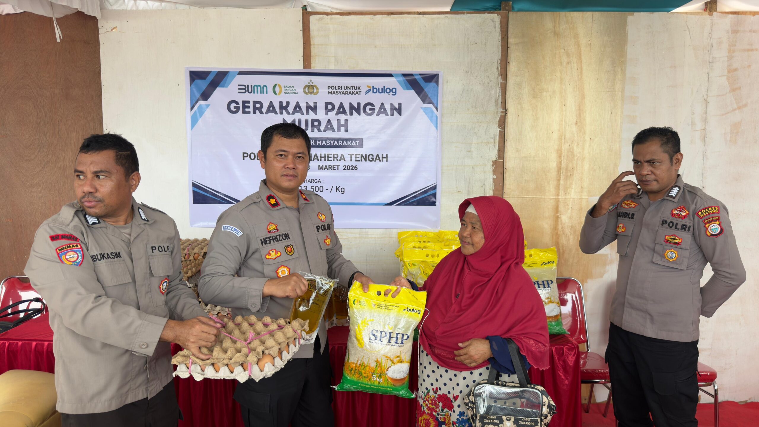 Polres Halmahera Tengah Gelar Gerakan Bazar Pangan Murah Polri di Weda