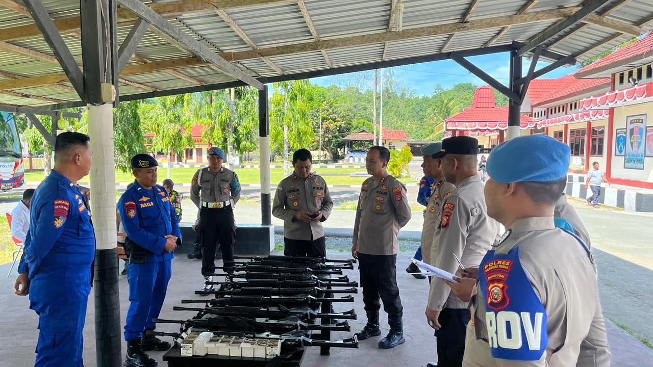 Kapolres Halmahera Tengah Pimpin Pemeriksaan Senpi Organik Personel