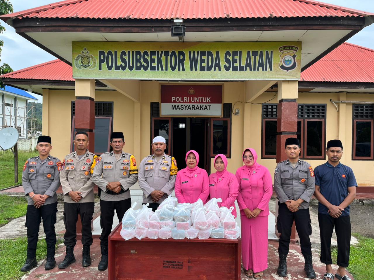 Aksi Sosial Ramadan, Polsubsektor Weda Selatan dan Bhayangkari Berbagi Takjil