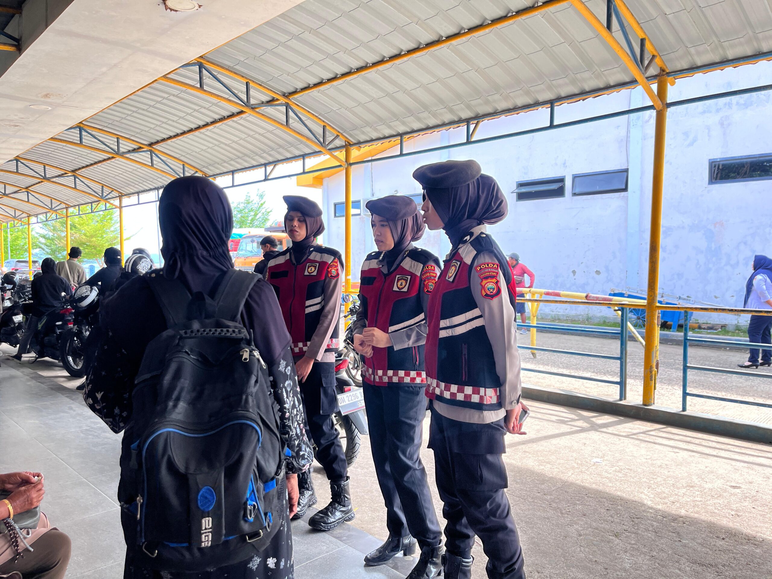 Tingkatkan Kamtibmas dan Kedekatan dengan Warga, Polwan Ditsamapta Polda Malut Gelar Patroli Dialogis di Pelabuhan