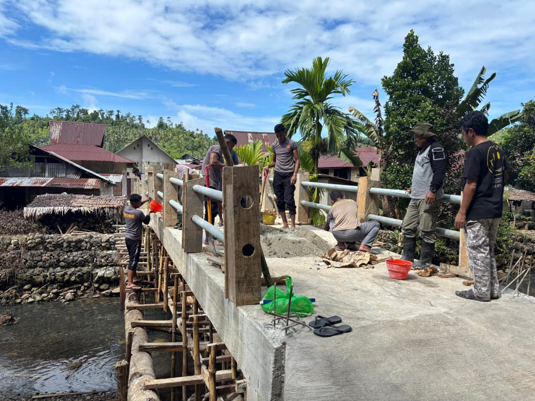 Dari Jembatan Kayu yang Hanyut, Polri Hadirkan Jembatan Merah Putih di Desa Salube