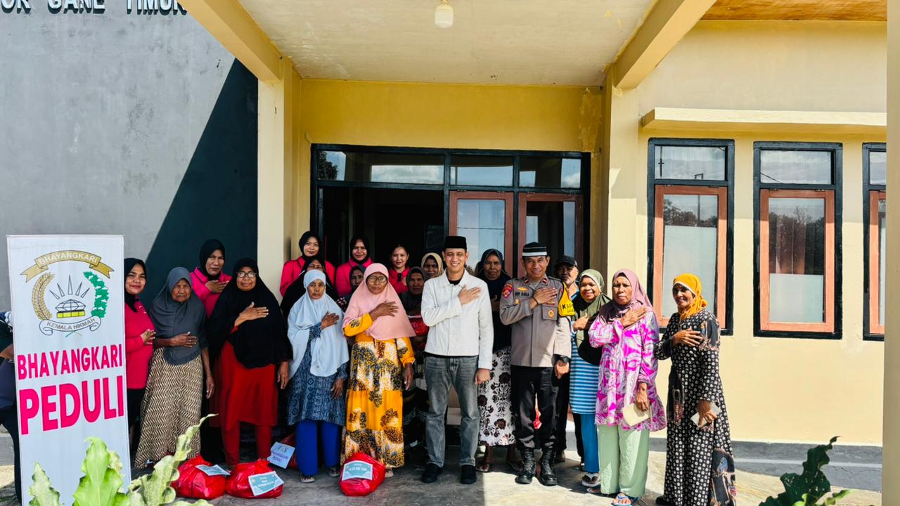 Wujud Kepedulian di Bulan Ramadan, Polres Halmahera Selatan Salurkan Bantuan Sembako bagi Warakawuri dan Lansia di Gane Timur