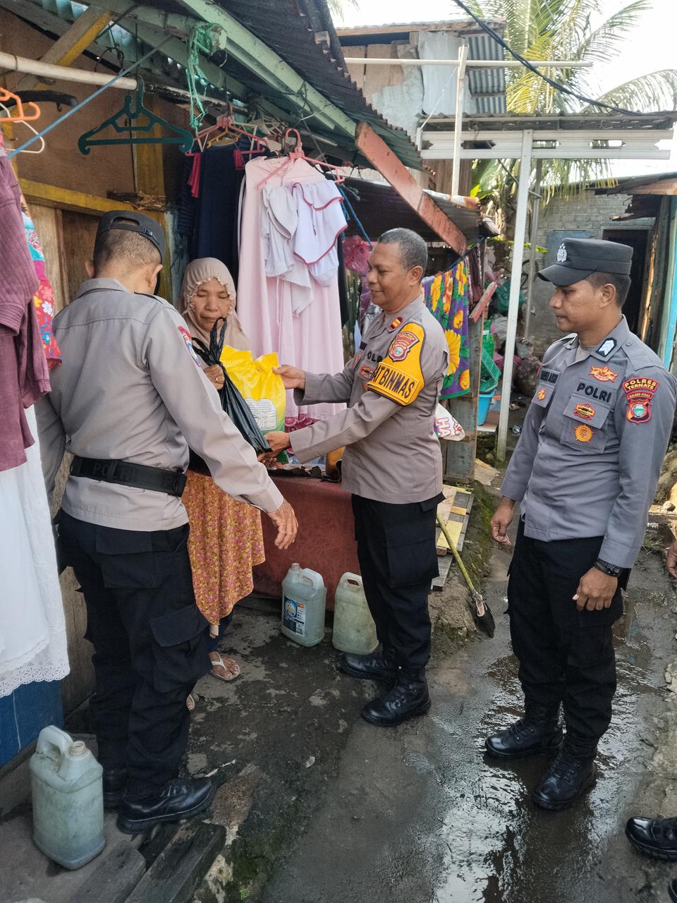 SAT BINMAS POLRES TERNATE SALURKAN BANTUAN SOSIAL SEMBAKO KEPADA WARGA PADA BULAN SUCI RAMADHAN