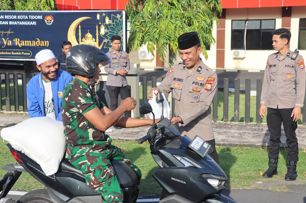 Sinergi Berbagi di Bulan Ramadan, Polresta Tidore Bersama Bhayangkari, KNPI, dan BEM STIMIK Bagikan Takjil
