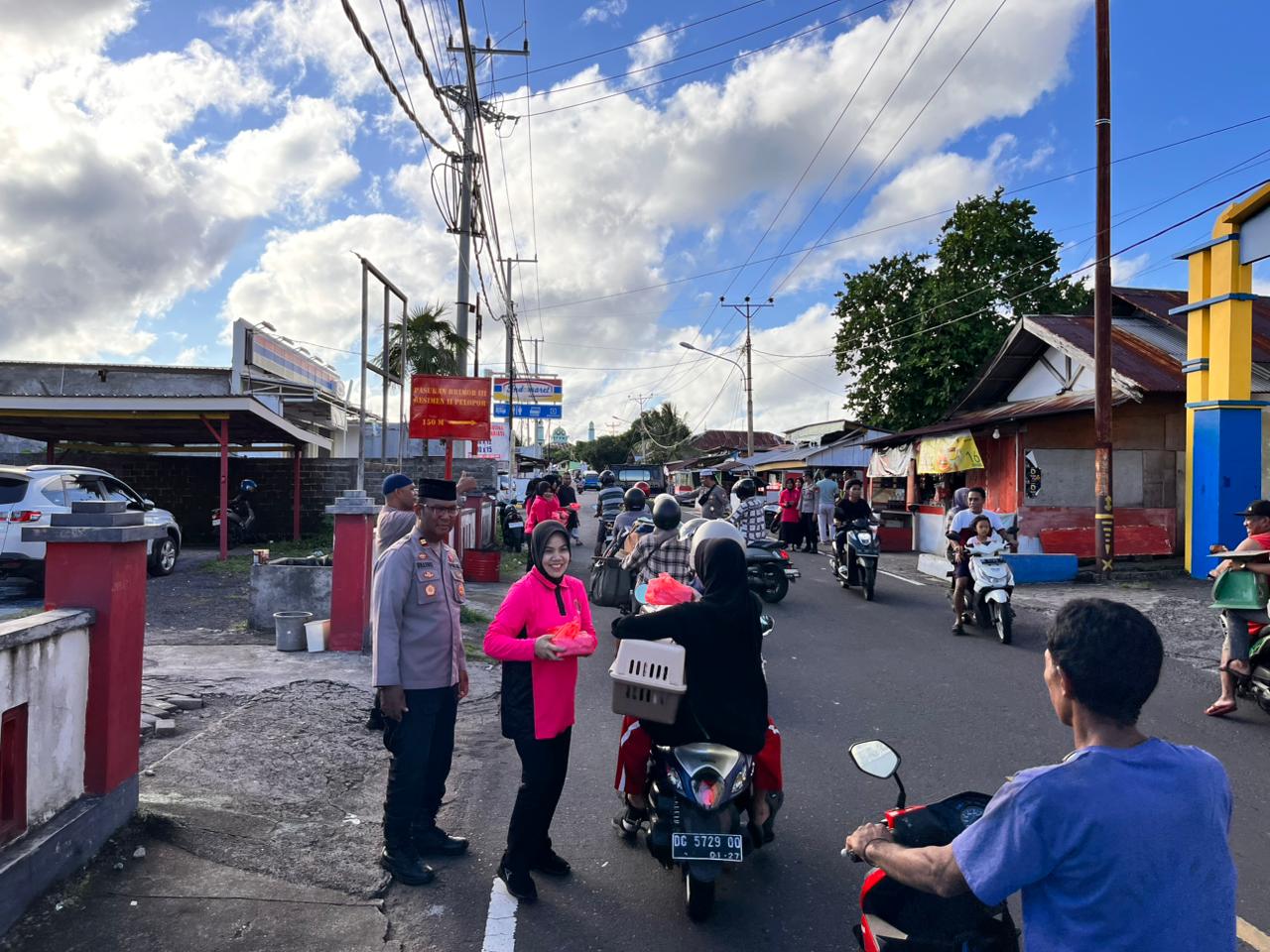 Hangatnya Berbagi di Bulan Ramadan, Polsek Pulau Ternate Bagikan Takjil kepada Warga dan Pengendara