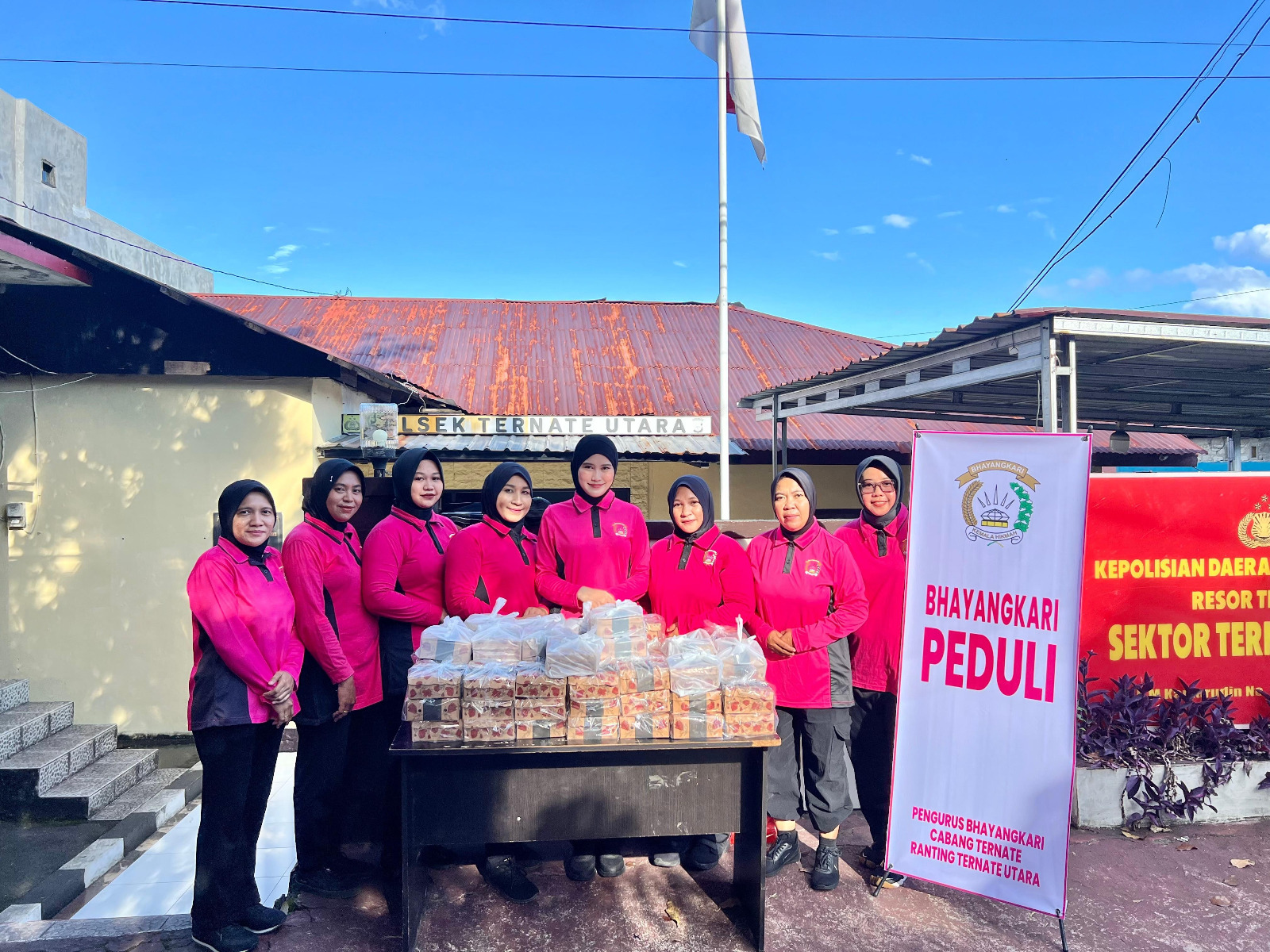Ramadan Berbagi, Polsek Ternate Utara dan Bhayangkari Bagikan Takjil kepada Pengendara