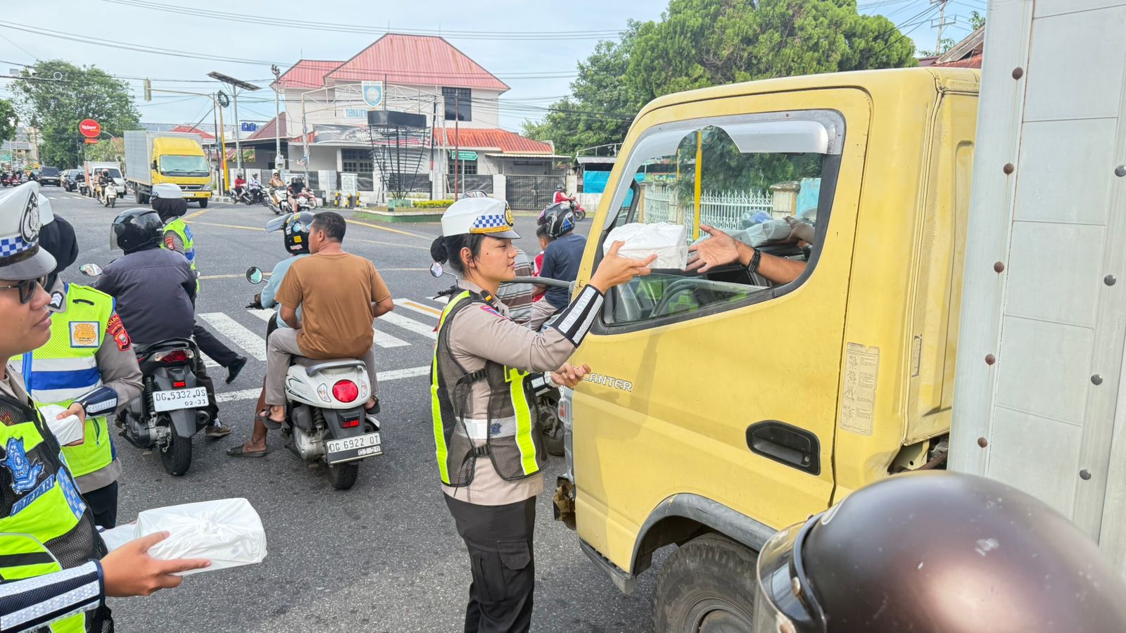 Ditlantas Polda Malut Berbagi Takjil di Jalan, Polantas Menyapa Hangatkan Ramadan