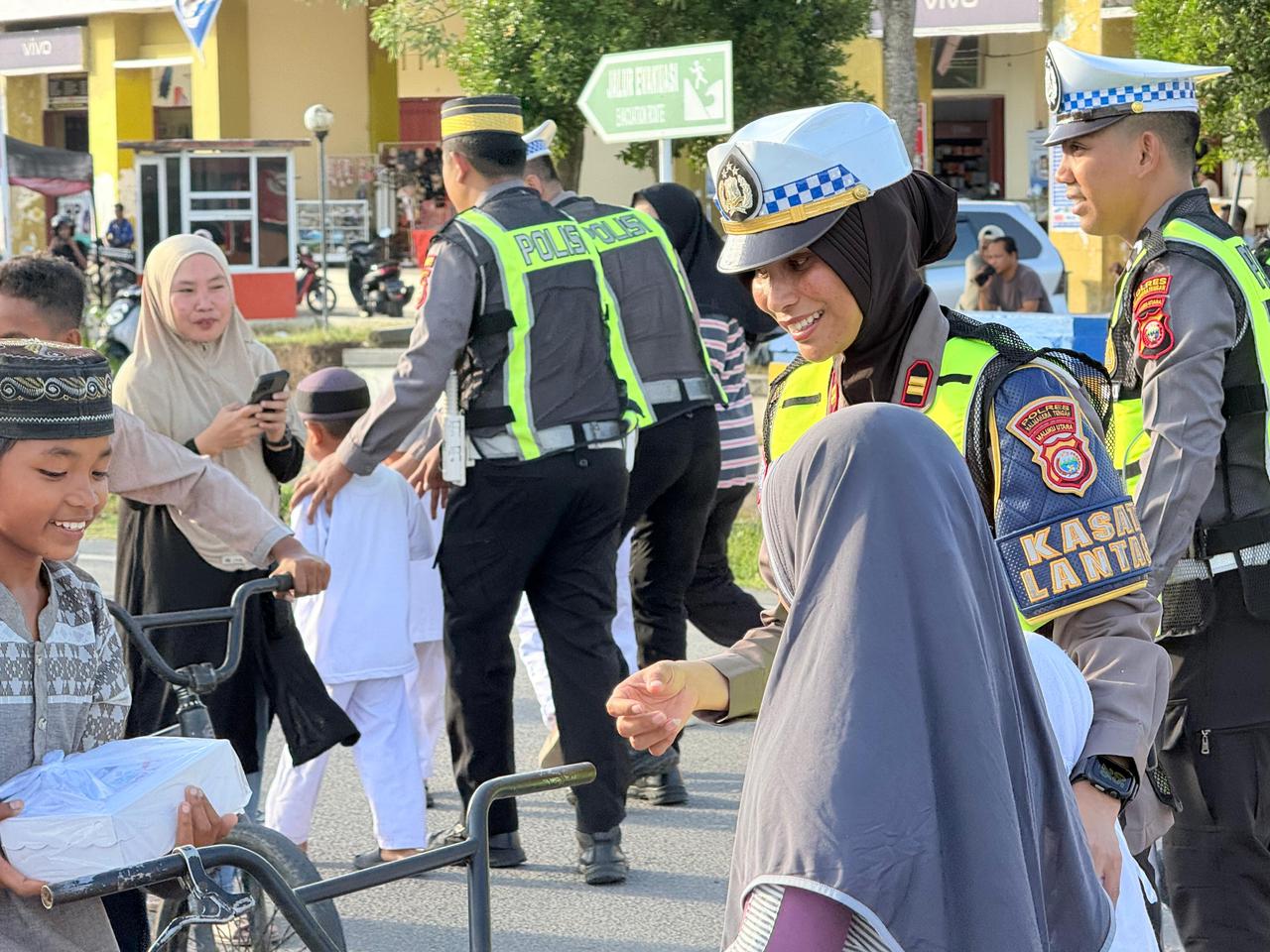 Ramadan Penuh Kepedulian, Satlantas Halteng Gandeng PAUD IT Wahdah Islamiyah Bagikan Takjil