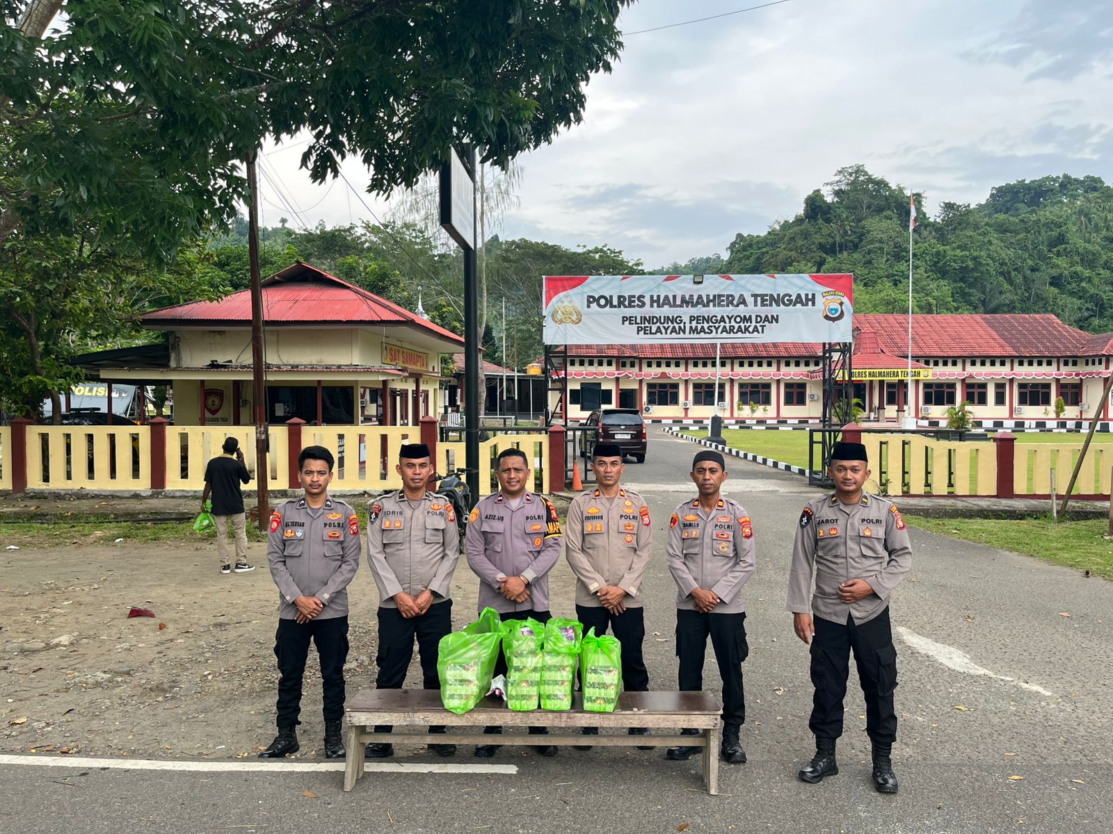 Polres Halteng Berbagi Takjil kepada Warga dan Tahanan di Bulan Ramadan