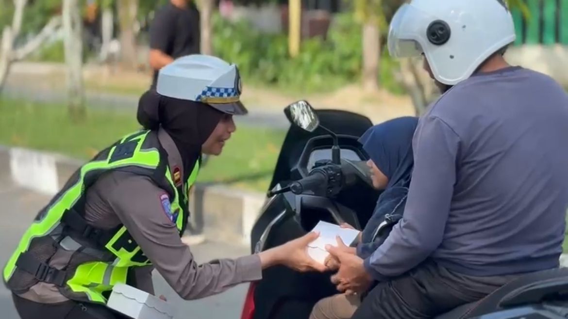 Ramadan Penuh Berkah, Satlantas Polres Halteng Bagikan Takjil dan Imbau Tertib Lalu Lintas