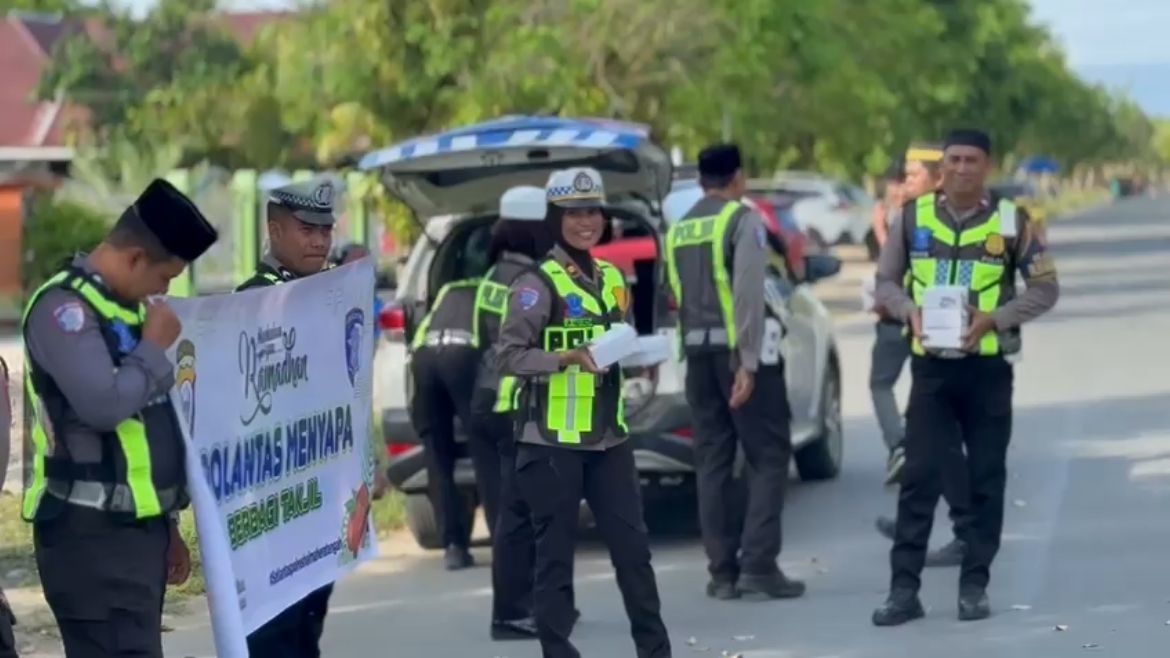 Polres Halmahera Tengah Bagikan 100 Dus Takjil kepada Pengendara di Bundaran Desa Were