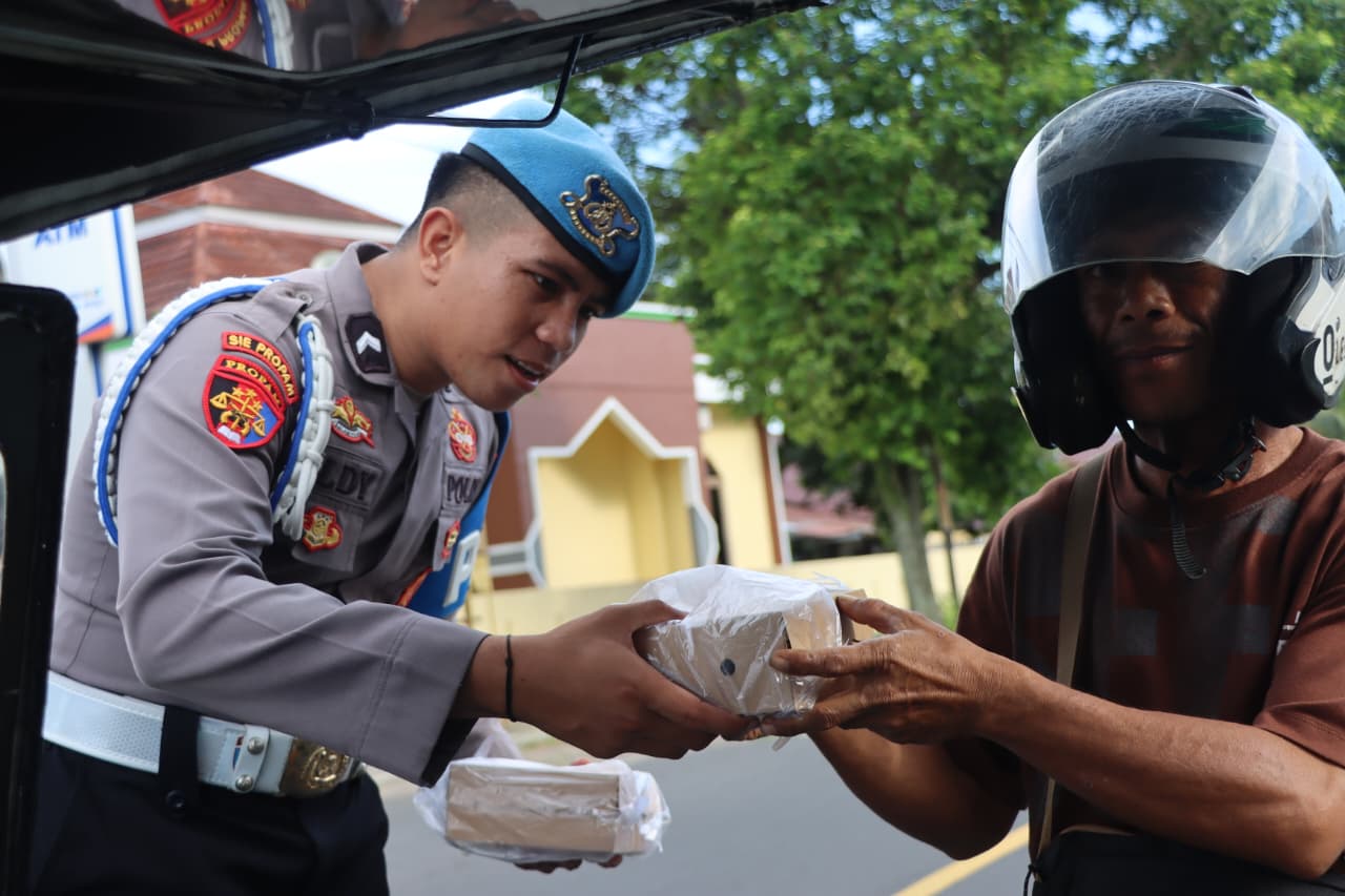 Tebar Berkah Ramadan, Polresta Tidore Bersama Bhayangkari Bagikan Takjil di Depan Mako