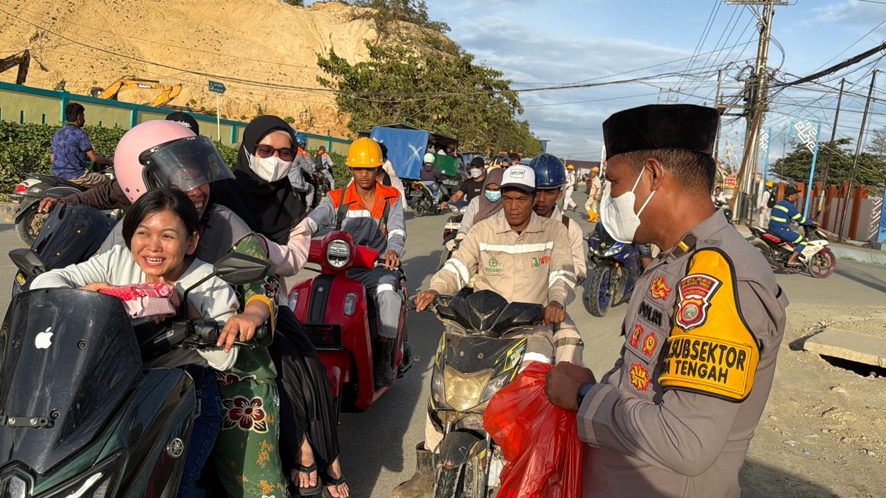 Berbagi Berkah Ramadhan, Polres Halteng Bagikan Takjil kepada Pengguna Jalan