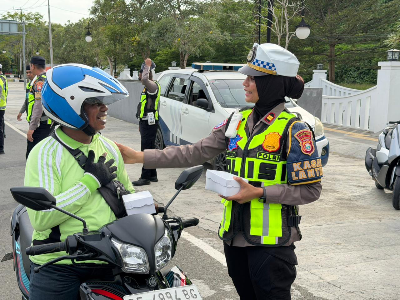 Ramadan Penuh Berkah, Satlantas Polres Halteng Berbagi Takjil untuk Pengguna Jalan