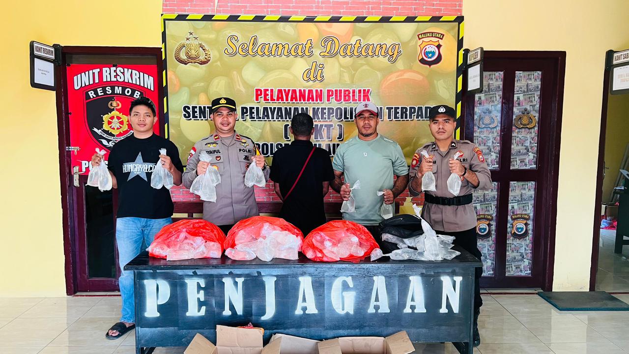 Ciptakan Kamtibmas Jelang Idul Fitri, Polsek Gebe Sita Ratusan Kantong Miras Jenis Cap Tikus