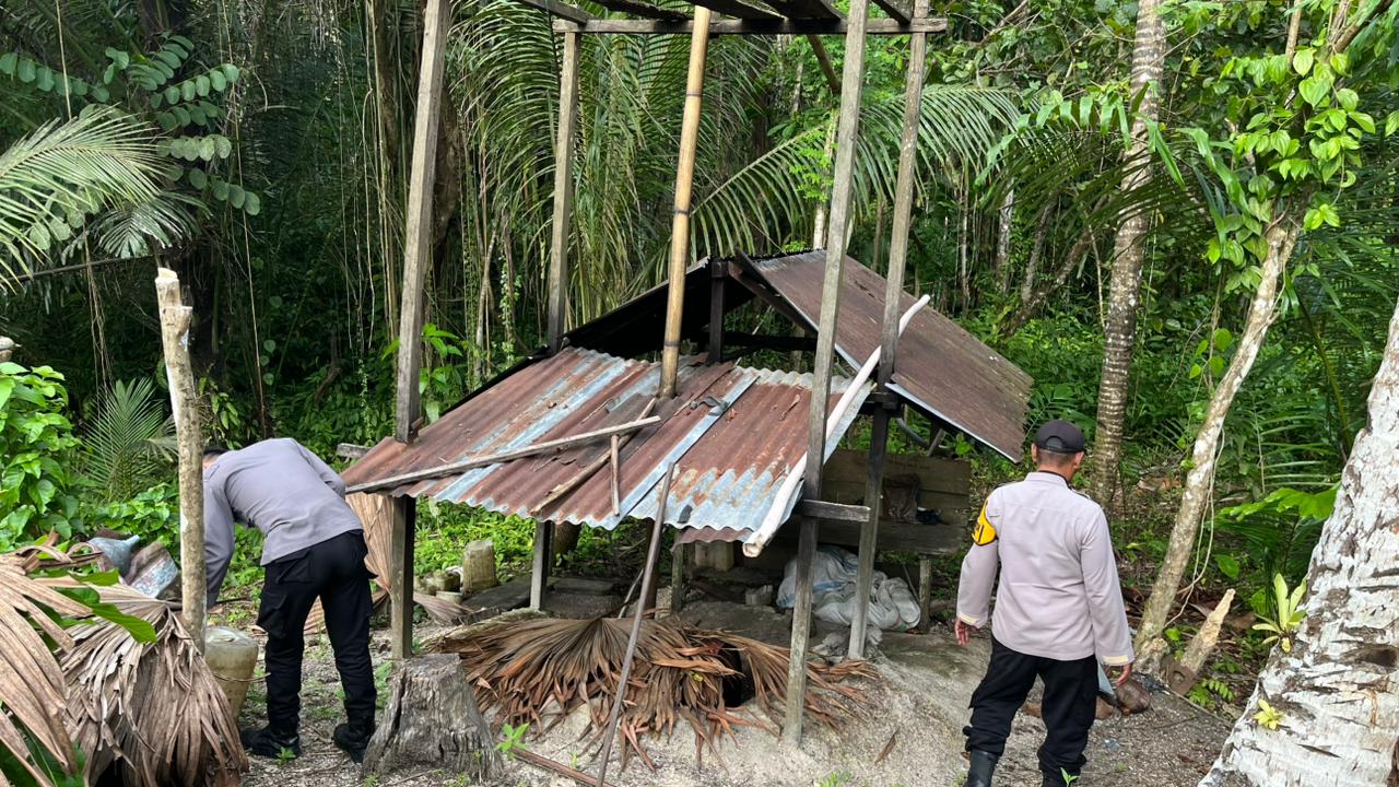 Putus Rantai Peredaran Miras, Polres Halteng Bongkar dan Musnahkan Tempat Produksi Miras Tradisional Cap Tikus
