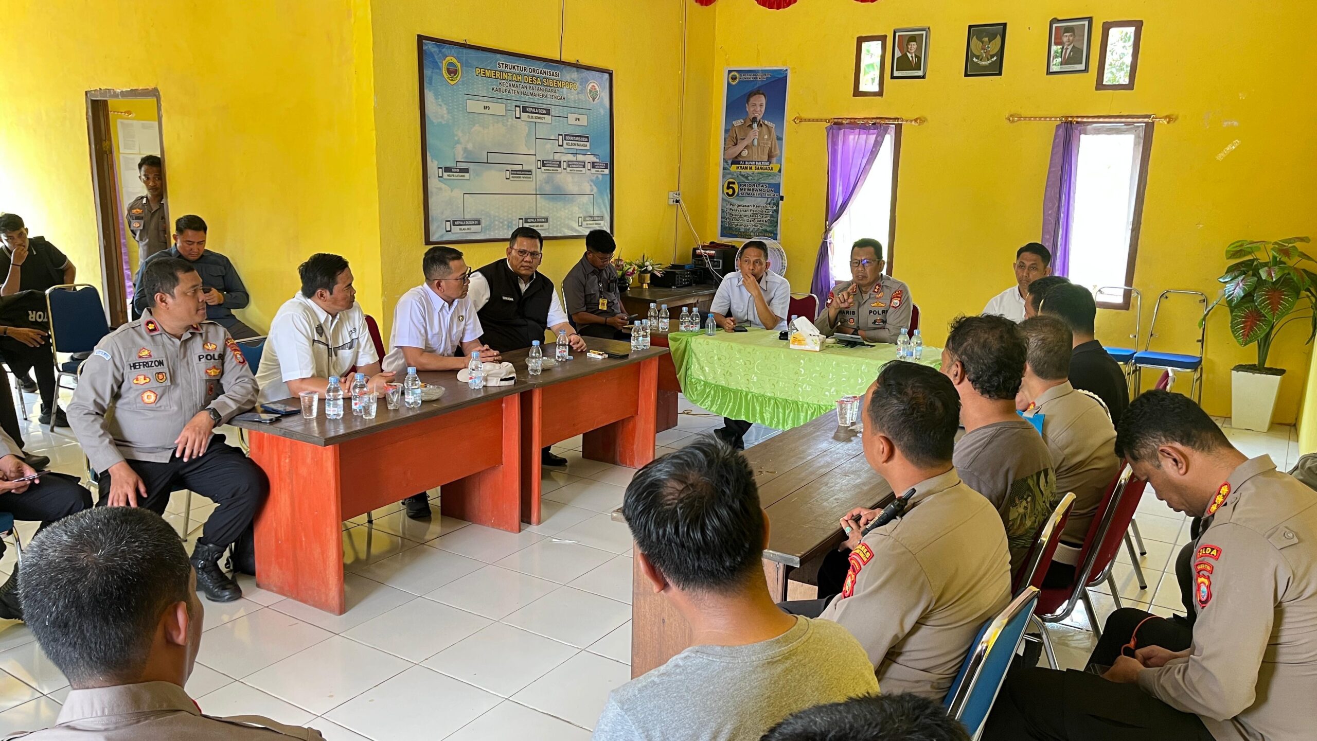 Kapolda Malut Pimpin Rapat Terbatas di Pos Aman Nusa I Desa Sibenpopo