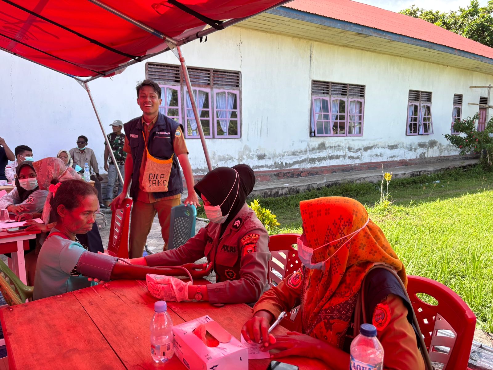 Tim Dokkes Polres Halteng Berikan Pelayanan Kesehatan bagi Warga Pengungsi Sibenpopo