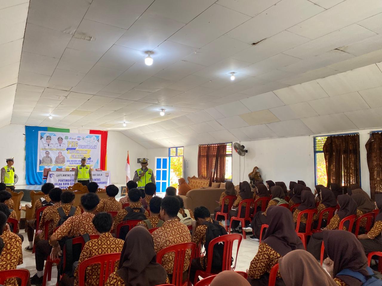 Sat Lantas Polres Kepulauan Sula Berikan Edukasi Tertib Lalu Lintas kepada Pelajar SMA Negeri 1 Sanana