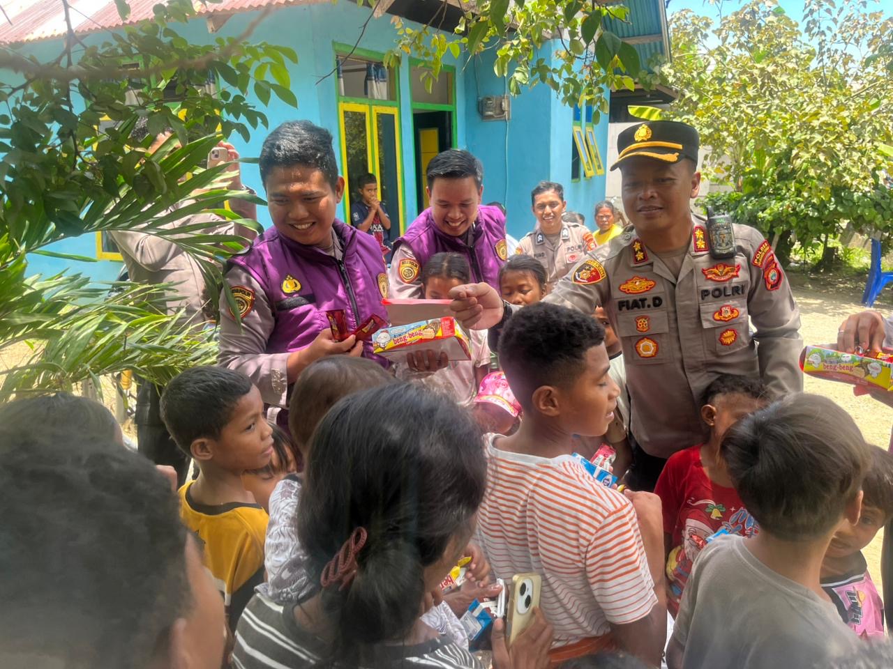 Trauma Healing oleh Tim Polda Malut dan Polres Halteng Pulihkan Psikis Warga Pengungsi