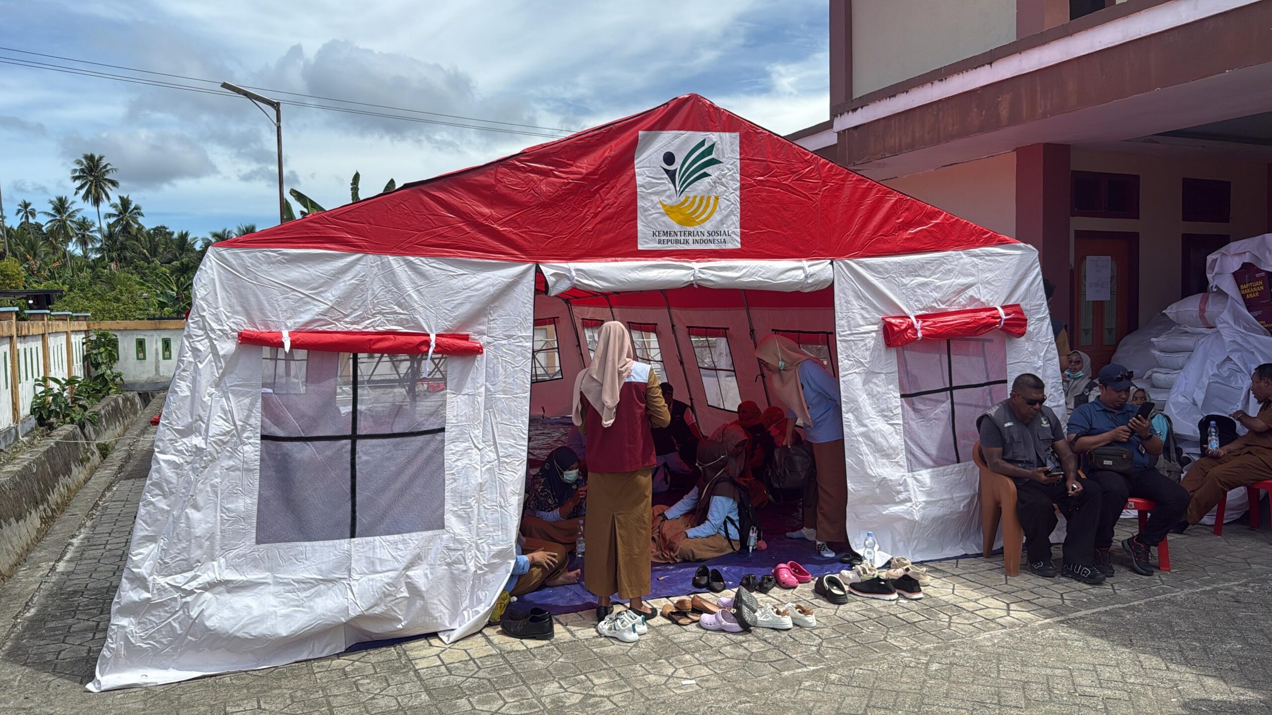 Polres Halteng, dan Pemda Dirikan Posko Pelayanan Bantuan bagi Pengungsi