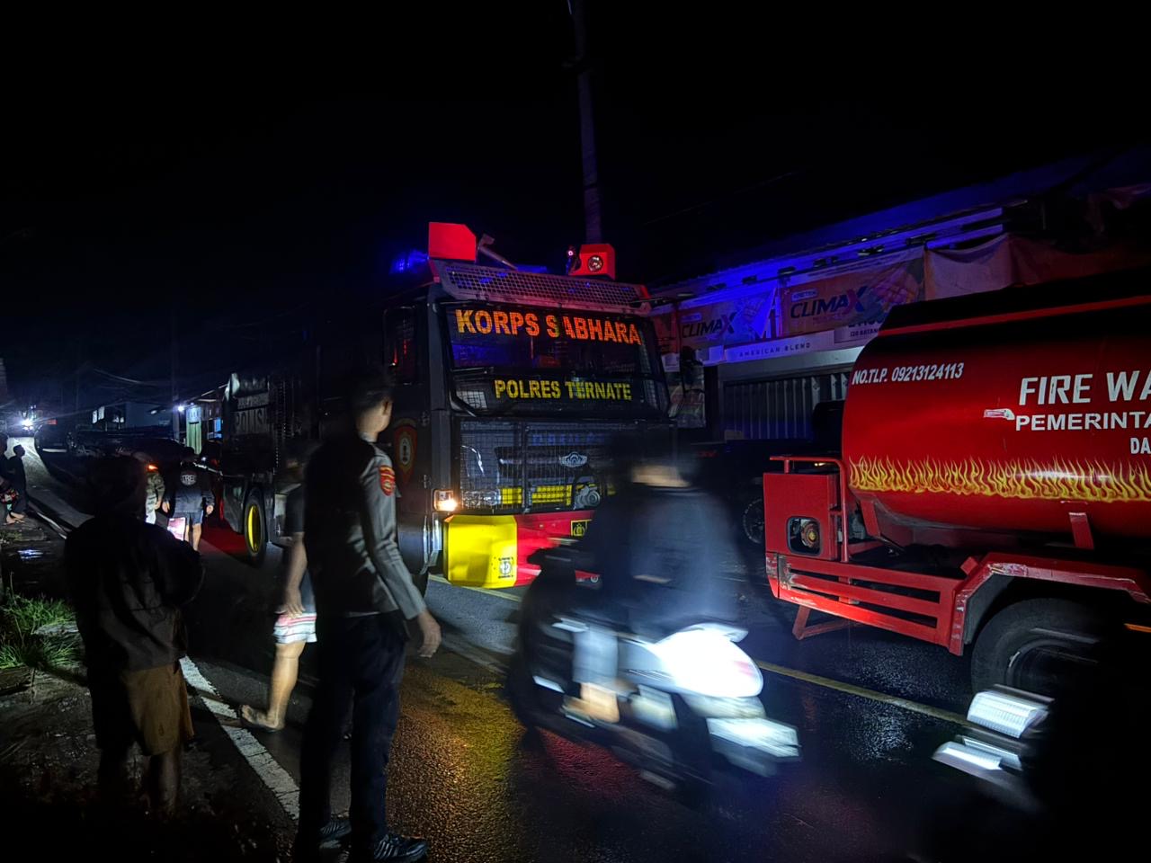 Polres Ternate dan Damkar Kota Ternate Bergerak Cepat Tangani Kebakaran Rumah Warga di Kelurahan Fitu