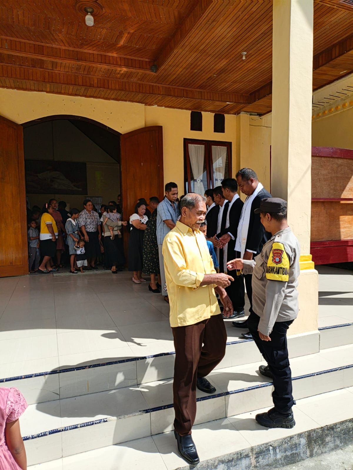 Polres Halsel Hadir Jaga Kekhusyukan Ibadah Kenaikan Isa Al-Masih