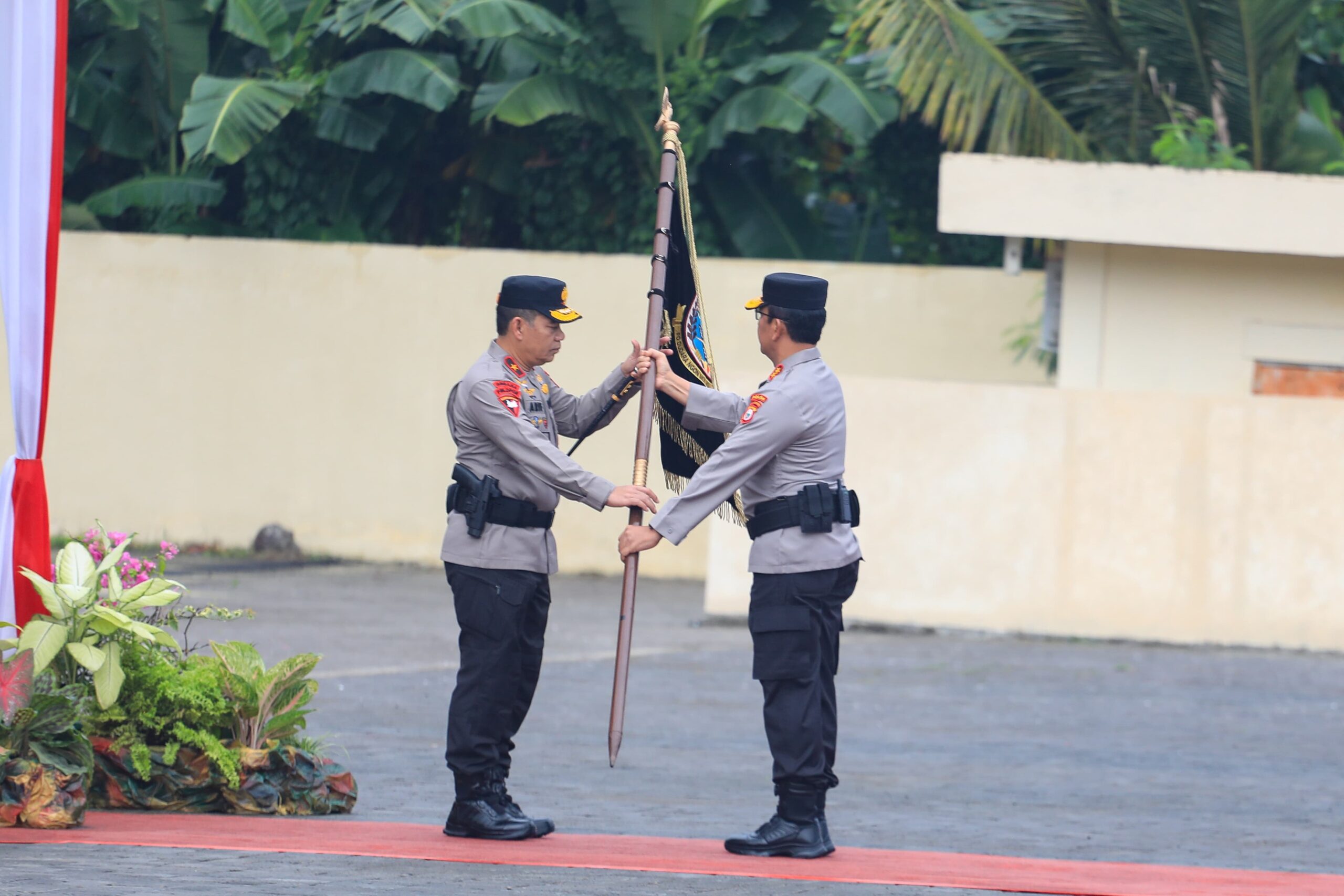 Kapolda Maluku Utara Terima Pataka _Fodudara Ngon Moi-Moi_, Perkuat Semangat Persaudaraan dan Pengabdian