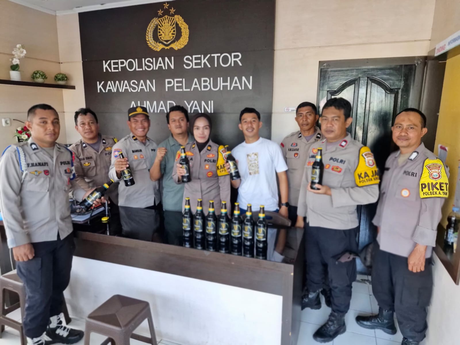 Polsek Kawasan Pelabuhan Ahmad Yani Amankan Puluhan Botol Miras dalam Razia Kapal dari Manado