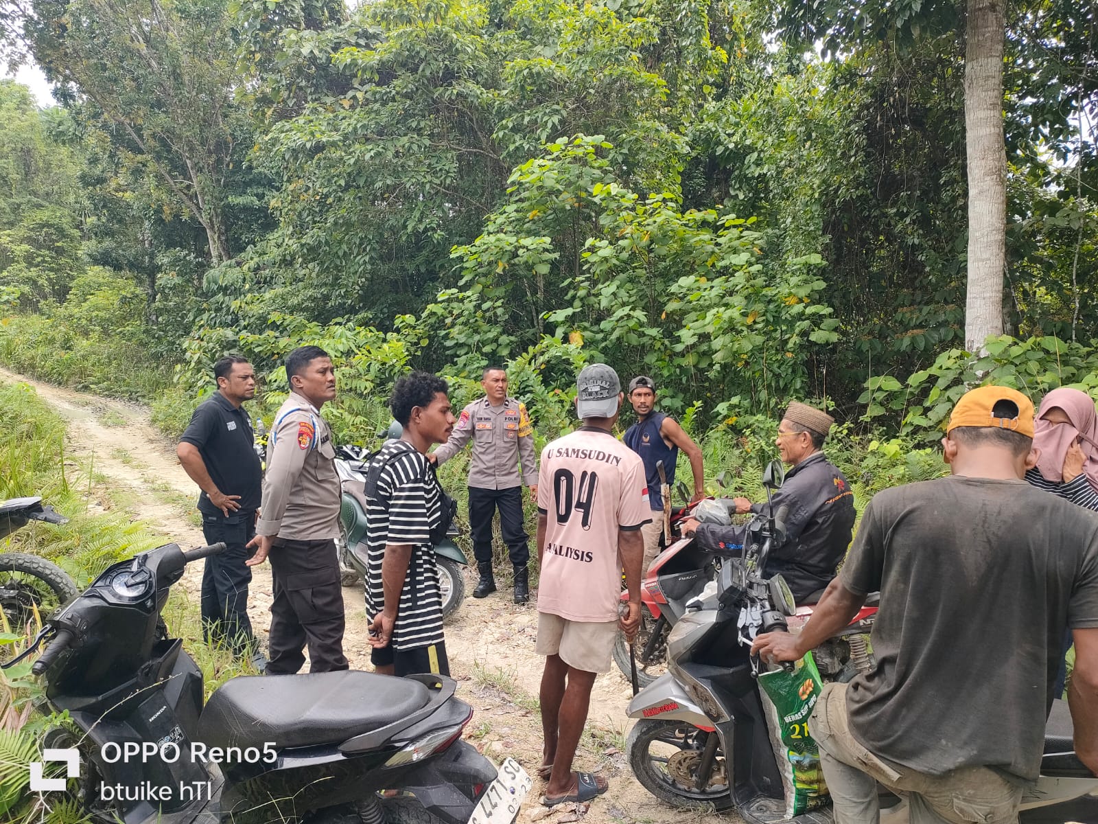 Anggota Pospol Patani Barat Hadir Berikan Rasa Aman bagi Warga yang Beraktivitas di Kebun